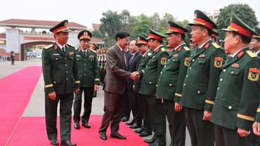 Cán bộ, chiến sĩ lực lượng vũ trang Quân khu 4 chào đón Tổng Bí thư Đảng Nhân dân Cách mạng Lào, Chủ tịch nước Lào Thongloun Sisoulith.