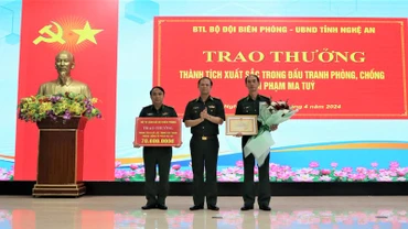 Trung tướng Nguyễn Anh Tuấn, Bí thư Đảng ủy, Chính ủy Bộ đội Biên phòng tặng bằng khen và phần thưởng của Bộ Tư lệnh Bộ đội Biên phòng cho lực lượng Bộ đội Biên phòng tỉnh Nghệ An.