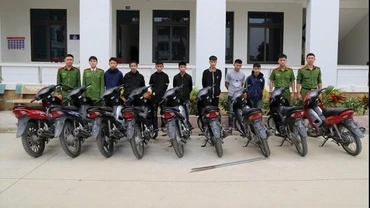 Các đối tượng và tang vật tại cơ quan công an. (Ảnh: Công an Nghệ An)