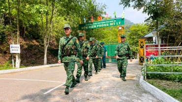 Đội hình tuần tra Đồn Biên phòng Mỹ Lý cùng lực lượng công an, dân quân địa phương xuất phát tuần tra, kiểm soát khu vực biên giới.