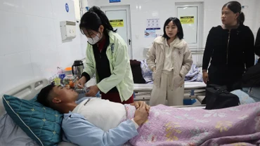 Anh Trần Văn Hữu bị viêm phổi, sức khỏe yếu đang được chăm sóc ở bệnh viện.