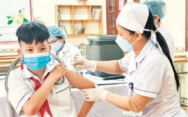 Đẩy nhanh tiêm vắc-xin Covid-19 để bảo vệ trẻ khi đến trường.