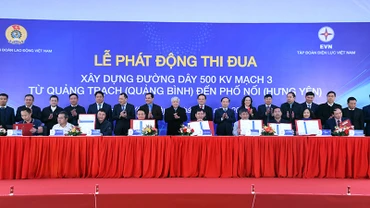 Các đồng chí lãnh đạo chứng kiến chủ đầu tư, các đơn vị liên quan ký cam kết thi đua hoàn thành dự án đúng tiến độ, chất lượng.