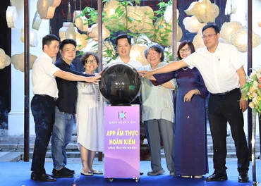 Các đại biểu chính thức khai trương App Ẩm thực Hoàn Kiếm.