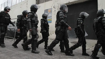 Cảnh sát Ecuador tuần tra tại Quito, sau khi Tổng thống Daniel Noboa ban bố tình trạng "xung đột vũ trang trong nước" ngày 9/1/2024. (Ảnh: THX/TTXVN)