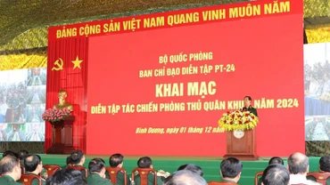 Toàn cảnh buổi khai mạc diễn tập tác chiến phòng thủ Quân khu 7 năm 2024. (Ảnh: Huyền Trang/TTXVN)