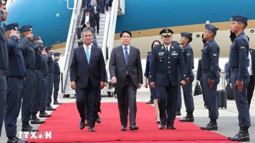 Chủ tịch nước Lương Cường đến sân bay quốc tế Jorge Chávez ở thủ đô Lima. (Ảnh: Lâm Khánh/TTXVN)