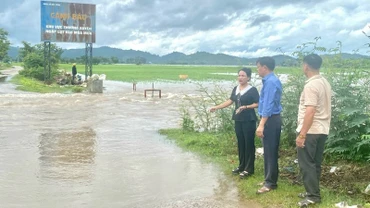 Lãnh đạo huyện Lắk kiểm tra và chỉ đạo các biện pháp ứng phó với tình hình lũ lụt trên địa bàn huyện. (Ảnh: CTV)