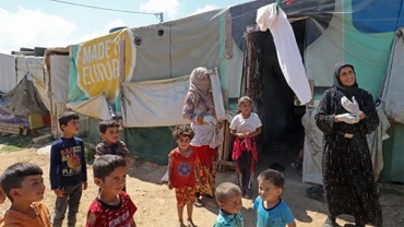 Phụ nữ và trẻ em Syria tại trại tị nạn ở Saadnayel, Liban, ngày 13/6/2023. (Ảnh: AFP/TTXVN)