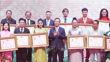 Chủ tịch nước Võ Văn Thưởng trao tặng danh hiệu Nghệ sĩ nhân dân cho các nghệ sĩ. Ảnh: TTXVN