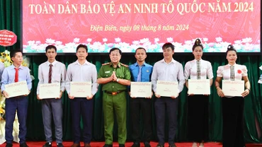Đại diện lãnh đạo Bộ Công an trao quà tặng các công nhân thuộc Công ty cổ phần cao-su Điện Biên có nhiều đóng góp trong thực hiện phong trào "Toàn dân bảo vệ an ninh Tổ quốc".