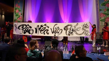 Bức thư pháp khổng lồ "Tất Niên Vạn Phúc" do anh Jean-Sébastien Gill người Pháp viết tặng cộng đồng người Việt Nam tại Bỉ nhân dịp năm mới Giáp Thìn. 