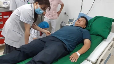 Bác sĩ Bệnh viện Trung tâm Y tế huyện Nậm Pồ hiến máu cấp cứu cho bệnh nhân S.T.S.