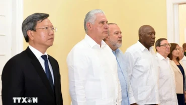 Bí thư thứ Nhất Ban Chấp hành Trung ương Đảng, Chủ tịch Cuba Miguel Díaz-Canel Bermúdez (thứ hai từ trái sang) và các đồng chí: Ủy viên Bộ Chính trị, Thủ tướng Manuel Marrero Cruz, Phó Chủ tịch Quốc hội Ana María Mari Machado, Ủy viên Bộ Chính trị, Bộ trưởng Ngoại giao Bruno Rodríguez Parilla và Đại sứ Việt Nam Lê Quang Long (Ngoài cùng bên trái) viếng Tổng Bí thư Nguyễn Phú Trọng. (Ảnh: Việt Hùng/TTXVN)
