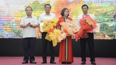 : Phó Bí thư Thường trực Tỉnh ủy Gia Lai Châu Ngọc Tuấn trao giải nhất cho các tập thể xuất sắc. (Ảnh: LAM NGUYÊN)