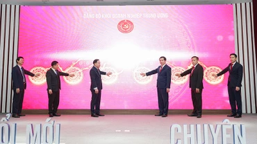 Các đại biểu nhấn nút khai trương phần mềm "Sổ tay đảng viên điện tử" của Đảng ủy Khối Doanh nghiệp Trung ương.