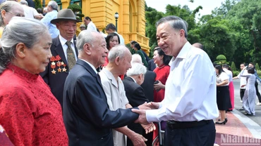 Tổng Bí thư, Chủ tịch nước Tô Lâm gặp mặt cán bộ từng phục vụ Bác Hồ tại Phủ Chủ tịch.