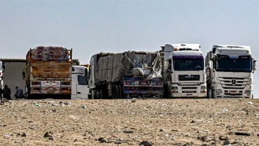 Xe tải chở hàng viện trợ cho Dải Gaza tập trung gần cửa khẩu Rafah bên phía Ai Cập ngày 23/3. (Ảnh: AFP/TTXVN)