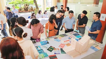 Trưng bày sách tại một cuộc tọa đàm ở Khoa Viết văn - Báo chí. Ảnh: tư liệu