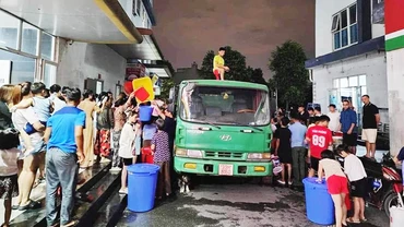 Tình trạng mất nước sạch ở Khu đô thị Thanh Hà diễn ra nhiều ngày qua. Ảnh: QUANG PHONG