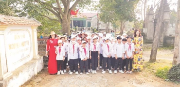Học sinh tham quan, khám phá di sản văn hóa tại làng Trường Lưu.