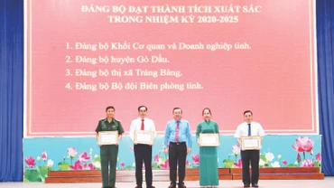 Lãnh đạo Tỉnh ủy Tây Ninh trao bằng khen, tặng các Đảng bộ đạt thành tích xuất sắc trong học tập và làm theo tư tưởng, đạo đức, phong cách Hồ Chí Minh nhiệm kỳ 2020-2025.