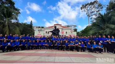Thanh niên Thành phố Hồ Chí Minh và ba tỉnh, thành nước bạn Lào chụp hình lưu niệm tại Nhà Thiếu nhi thành phố.
