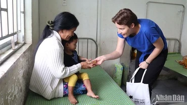 Đại diện Tổng Lãnh sự quán Cộng hòa Liên bang Đức tại Thành phố Hồ Chí Minh tặng quà cho bệnh nhi đang điều trị tại Trung tâm Y tế huyện Trà Bồng