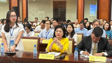 Sinh viên phát biểu ý kiến tại chương trình gặp mặt.