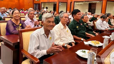 Các đại biểu là người có công tiêu biểu dự họp mặt.