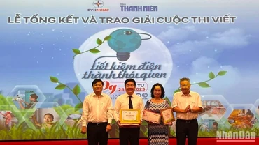 Ban tổ chức trao giải cho các thí sinh đạt giải.