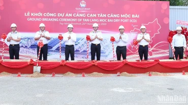 Các đại biểu tham gia động thổ dự án cảng cạn Tân Cảng Mộc Bài.