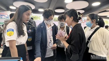 Sinh viên HUTECH nghe tư vấn về việc làm tại ngày hội.