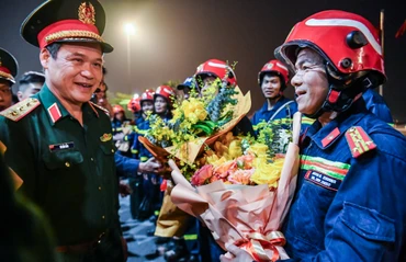 [Ảnh] Hoàn thành nhiệm vụ tại Myanmar, hai đoàn cứu hộ, cứu nạn Việt Nam về nước an toàn