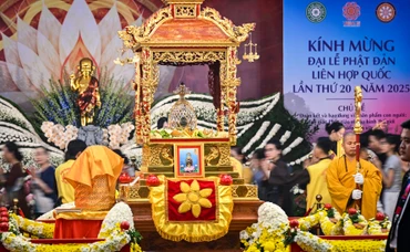 [Ảnh] Dòng người xếp hàng chờ chiêm bái xá lợi Đức Phật 