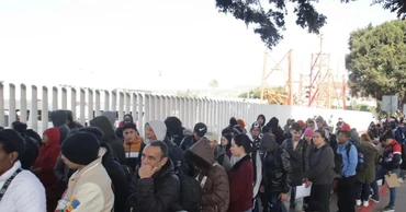 Người di cư tại cửa khẩu ở Tijuana, Mexico. (Ảnh: THX/TTXVN)