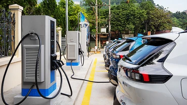 Hệ thống trạm sạc đang được các nhà sản xuất ô-tô điện phát triển rộng khắp.