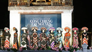 Một bộ thiết kế áo dài từ cảm hứng di sản văn hóa cồng chiêng Tây Nguyên.