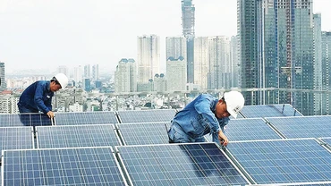 Lắp đặt hệ thống điện mặt trời mái nhà. Ảnh: EVN