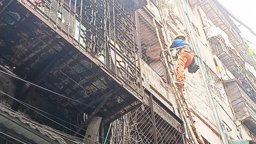 Công nhân thực hiện sửa chữa, bảo trì lưới điện.