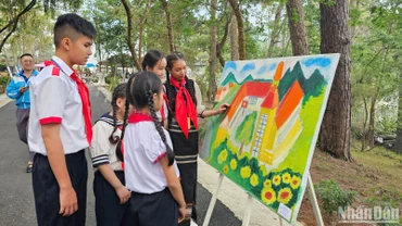 Các em thiếu nhi đại biểu Đại hội Cháu ngoan Bác Hồ tỉnh Lâm Đồng tham quan không gian "con đường nghệ thuật".