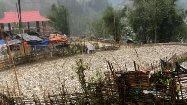 Khoảng 17 giờ ngày 25/3, mưa đá xảy ra tại bản Nà Lầu, xã Mường É, huyện Thuận Châu, Sơn La. (Ảnh: TÙNG LÂM) 