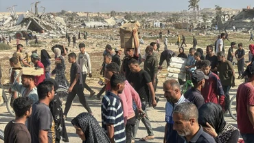 Người Palestine nhận viện trợ nhân đạo từ một trung tâm phân phối ở phía nam Dải Gaza. (Ảnh: TÂN HOA XÃ)