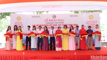 Các đại biểu cắt băng khai mạc trưng bày chuyên đề Báo chí cách mạng Việt Nam-Một thế kỷ xung trận và thành tựu nổi bật của báo chí tỉnh Quảng Ngãi.