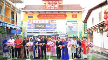 Lễ cắt băng khai trương Phố ẩm thực văn hóa Thái Lan-Việt Nam tại tỉnh Nakhon Phanom.