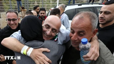 Tù nhân Palestine, được Israel trả tự do, đoàn tụ với người thân tại thành phố Ramallah, Bờ Tây ngày 1/2/2025. (Ảnh: THX/TTXVN)