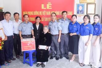Thủ trưởng Chi đội Kiểm ngư số 3 tặng quà cho Mẹ Việt Nam Anh hùng Ngô Thị Cang.