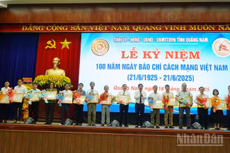 Bí thư Tỉnh ủy Quảng Nam Lương Nguyễn Minh Triết tặng Bằng khen cho các tập thể vì đã có thành tích tiêu biểu xuất sắc trong hoạt động báo chí trên địa bàn tỉnh Quảng Nam.