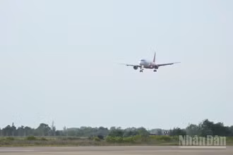 Máy bay hãng Vietjet Air hạ cánh xuống sân bay Chu Lai.