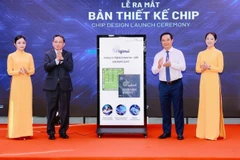 Đồng chí Nguyễn Văn Được, Ủy viên Trung ương Đảng, Phó Bí thư Thành ủy, Chủ tịch Ủy ban nhân dân Thành phố Hồ Chí Minh (bên phải) và ông Trần Kim Chung, Chủ tịch Tập Đoàn CT Group tại Lễ ra mắt bản thiết kế chip IoT của người Việt.